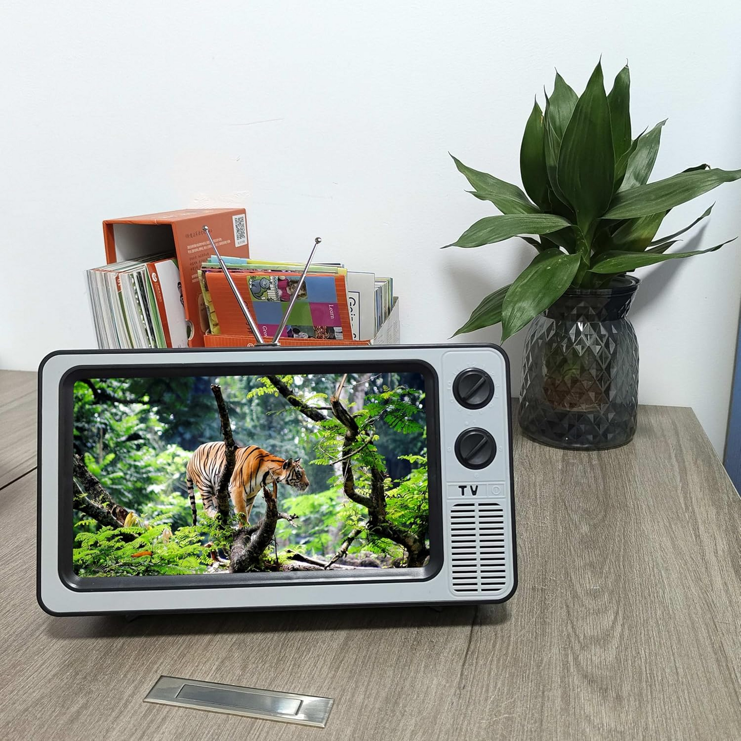 Retro TV Phone Screen Magnifier™